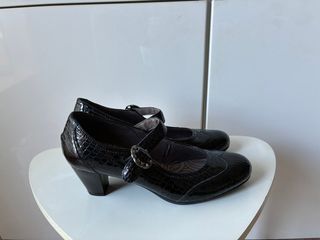 Zapatos de piel de la marca Pitillos. Talla 40