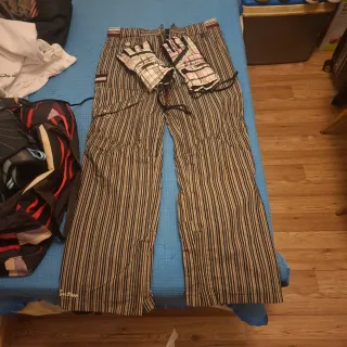 Pantalones y guantes de nieve con bolsa