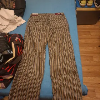 Pantalones y guantes de nieve con bolsa