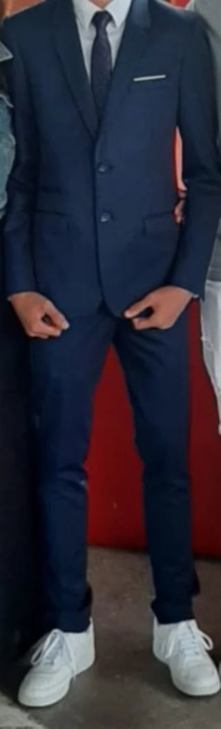 Traje juvenil azul y camisa blanca para graduación