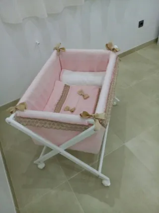 Minicuna tijera rosa con detalles