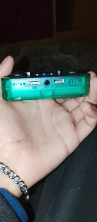 Mando transparente verde No tiene nada está bien