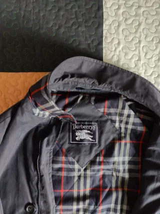 Gabardina corta Car Coat Burberrys azul grisáceo.