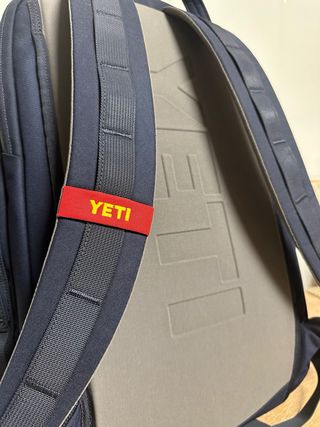 Mochila “YETI” oficial Red Bull F1 Racing.