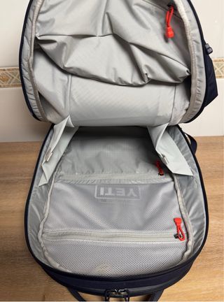 Mochila “YETI” oficial Red Bull F1 Racing.