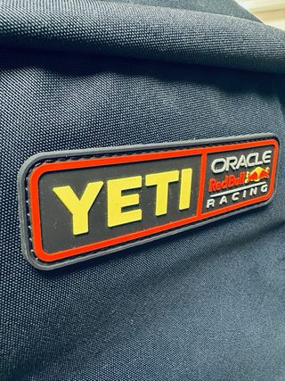 Mochila “YETI” oficial Red Bull F1 Racing.