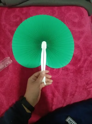 Abanico de papel verde y blanco