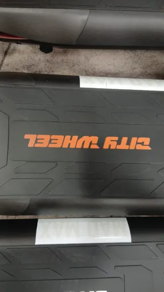 Patinete eléctrico naranja y negro