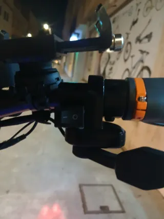 Patinete eléctrico naranja y negro