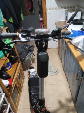 Patinete eléctrico naranja y negro