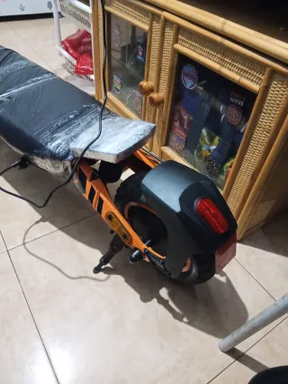 Patinete eléctrico naranja y negro