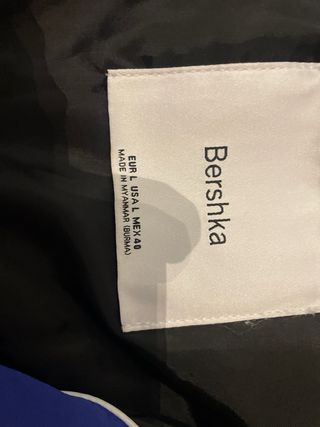 Cazadora azul con capucha