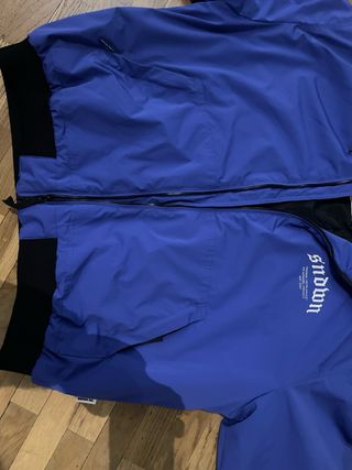 Cazadora azul con capucha