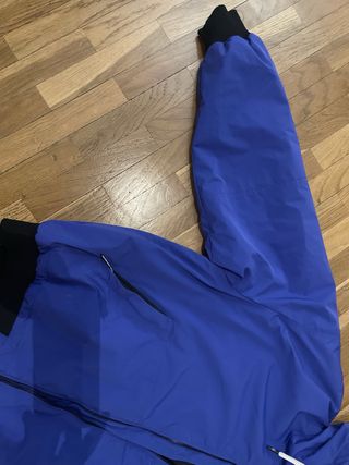 Cazadora azul con capucha