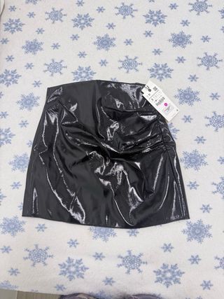 Falda Zara efecto piel negra y top