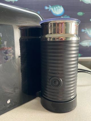 Cafetera Nespresso DeLonghi Negra con espumador