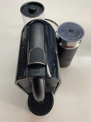 Cafetera Nespresso DeLonghi Negra con espumador