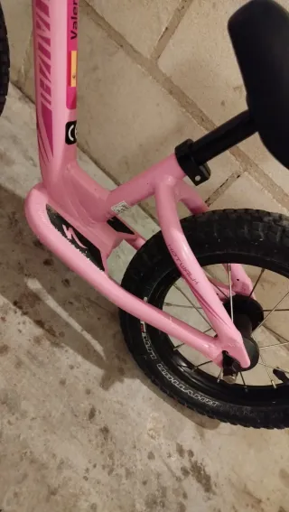 Bicicleta sin pedales Specialized rosa