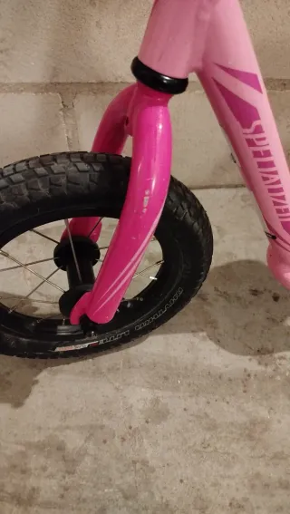 Bicicleta sin pedales Specialized rosa