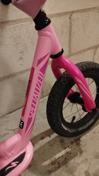 Bicicleta sin pedales Specialized rosa