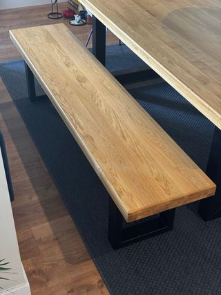 Banco de madera con patas negras