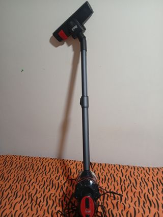 Aspiradora INSE con cable potente y funcionando