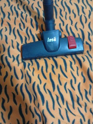 Aspiradora INSE con cable potente y funcionando