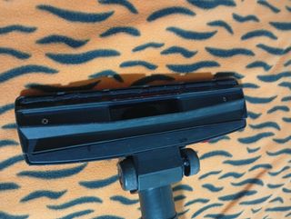 Aspiradora INSE con cable potente y funcionando