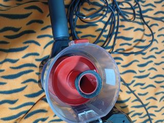 Aspiradora INSE con cable potente y funcionando