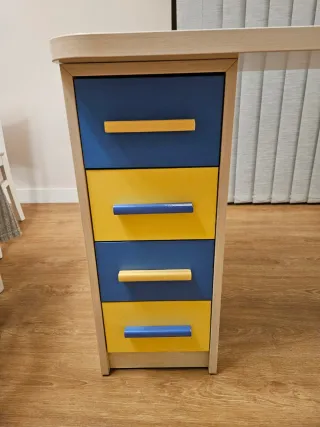 Escritorio infantil con cajones