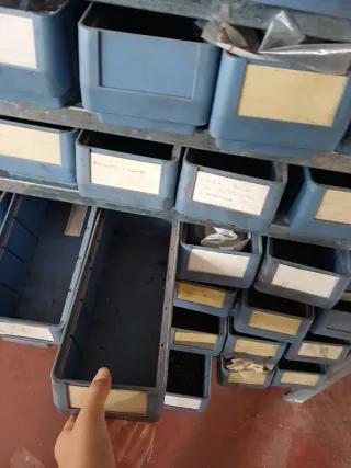 Estantería organizadora de metal y plástico