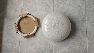 Plafón de techo blanco con diseño espiral