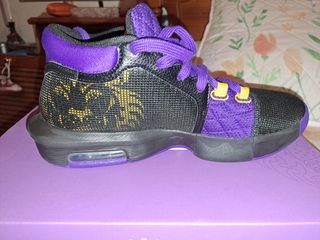 Zapatillas Nike LeBron Witness Morado Negro