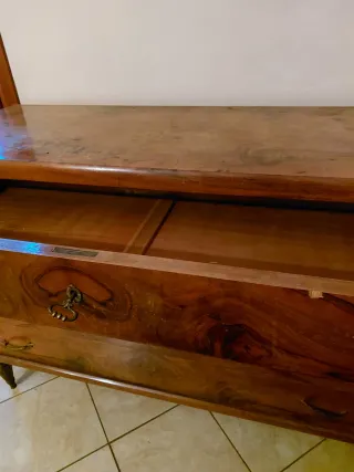 Cassettiera in noce con maniglie dorate