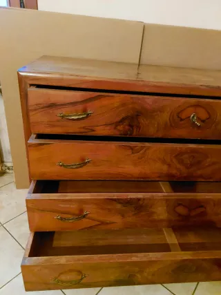 Cassettiera in noce con maniglie dorate