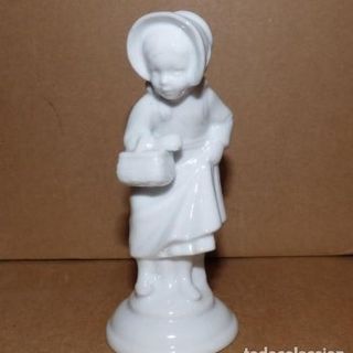 Figura porcelana niña con cesta