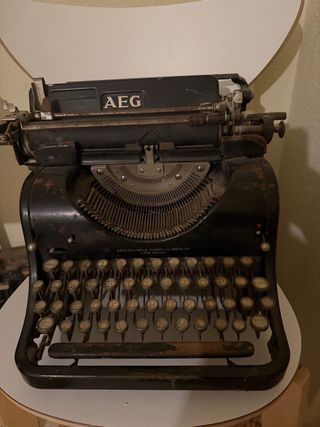 Máquina de escribir AEG antigua