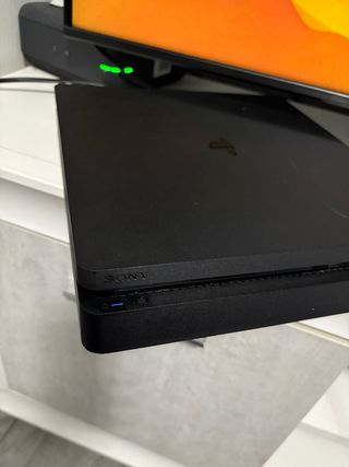 PS4 Slim Negra + Mando y Cables