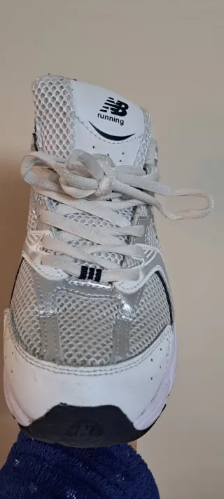 Zapatillas New Balance Blancas y Plateadas