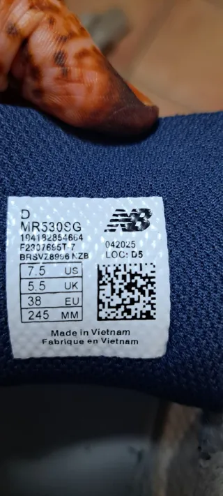 Zapatillas New Balance Blancas y Plateadas