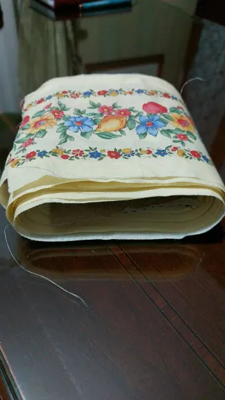 Rollo de tela con estampado floral y frutas