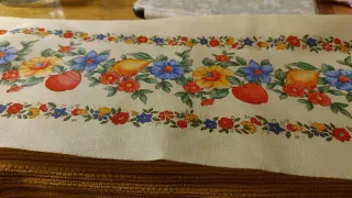 Rollo de tela con estampado floral y frutas