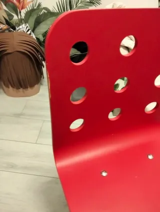 Silla de escritorio roja con ruedas de madera