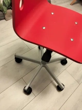 Silla de escritorio roja con ruedas de madera