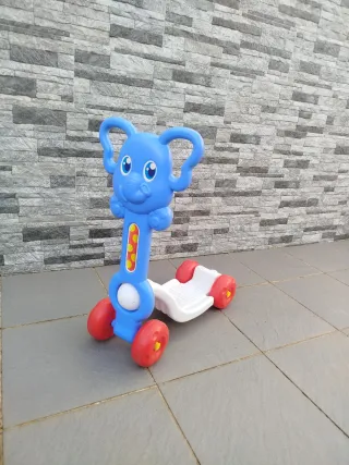 Patinete infantil azul con ruedas rojas