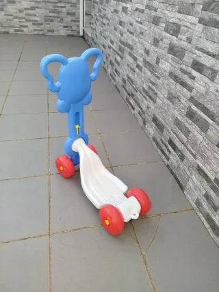 Patinete infantil azul con ruedas rojas