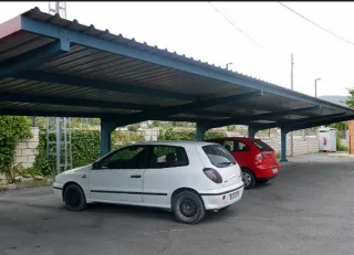 Marquesina de aparcamiento metálica