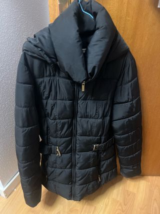 Chaqueta negra de plumas acolchada