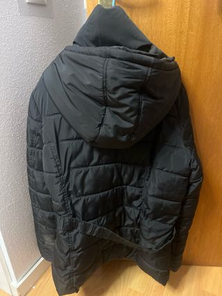 Chaqueta negra de plumas acolchada