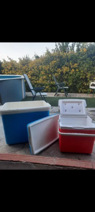 Frigoriferi portatili blu e rossi